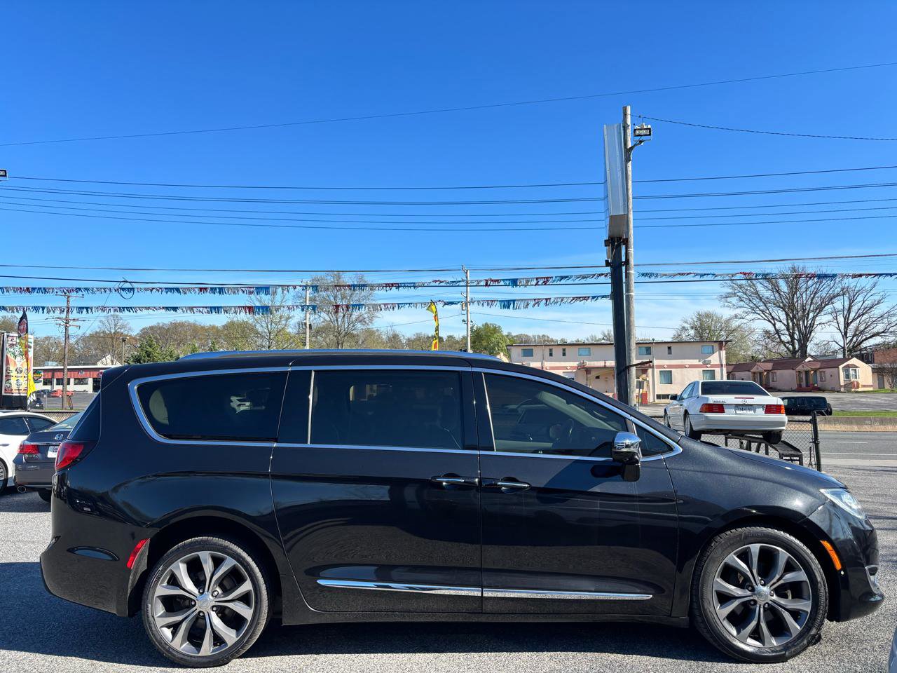 Used 2017 Chrysler Pacifica Limited w/ UConnect Theater Package FWD image 7