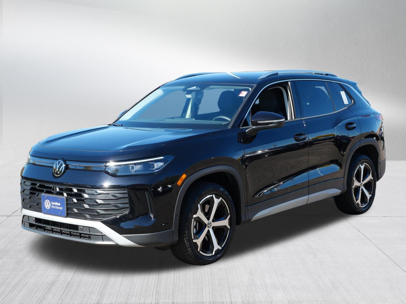 Certified 2025 Volkswagen Tiguan SE AWD/4WD image 3