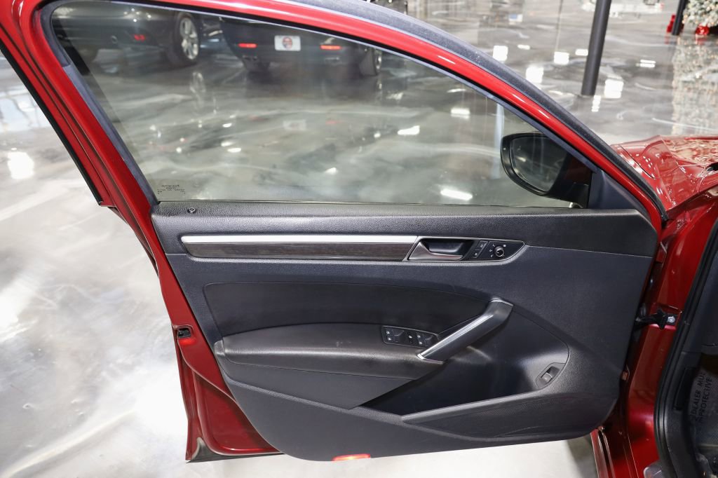 Used 2017 Volkswagen Passat 1.8T SEL Premium image 10