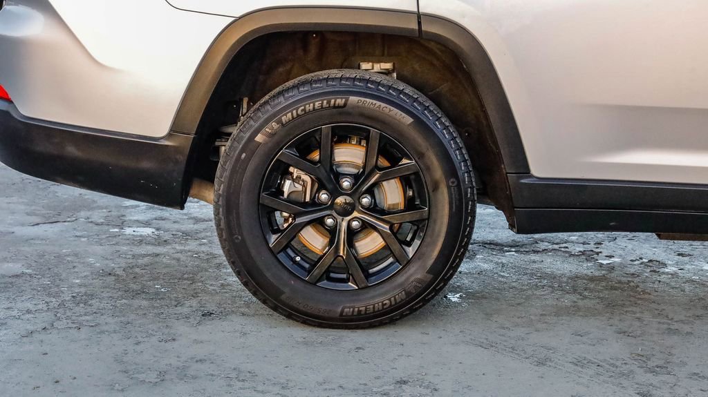 Certified 2024 Jeep Grand Cherokee L Laredo image 12