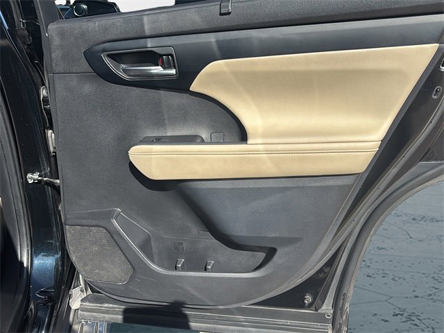 Used 2023 Toyota Highlander XLE image 12