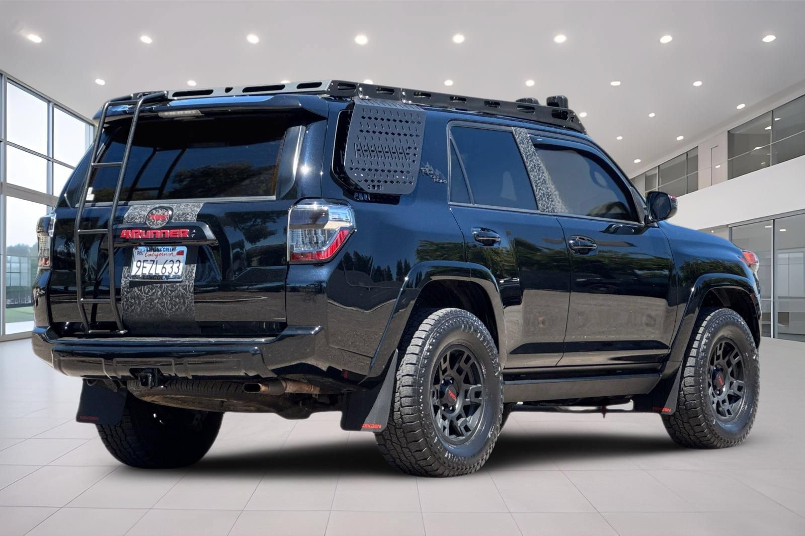 Used 2021 Toyota 4Runner TRD Off-Road Premium w/ Moonroof Package AWD/4WD image 4