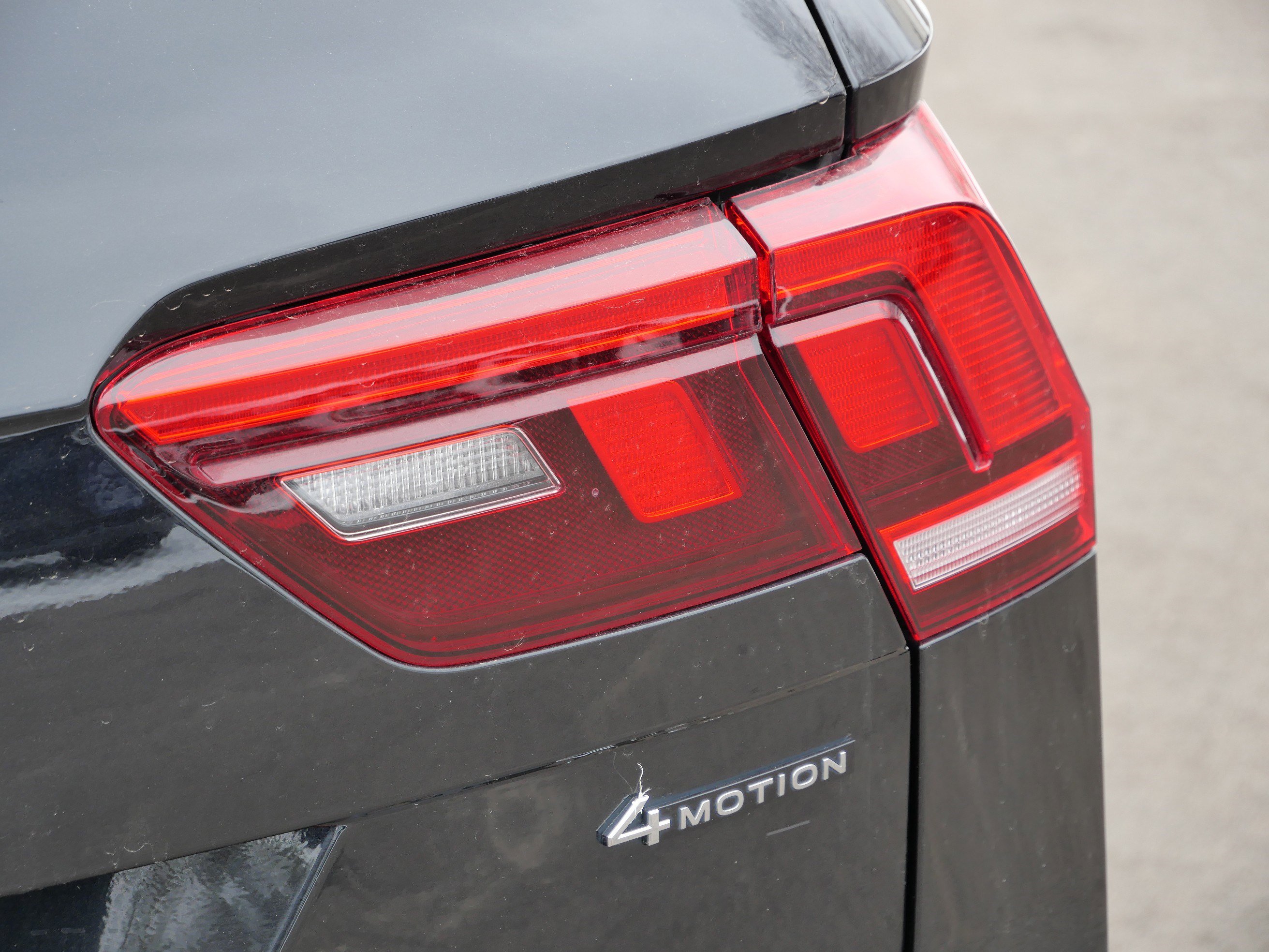 Certified 2022 Volkswagen Tiguan SEL R-Line image 17