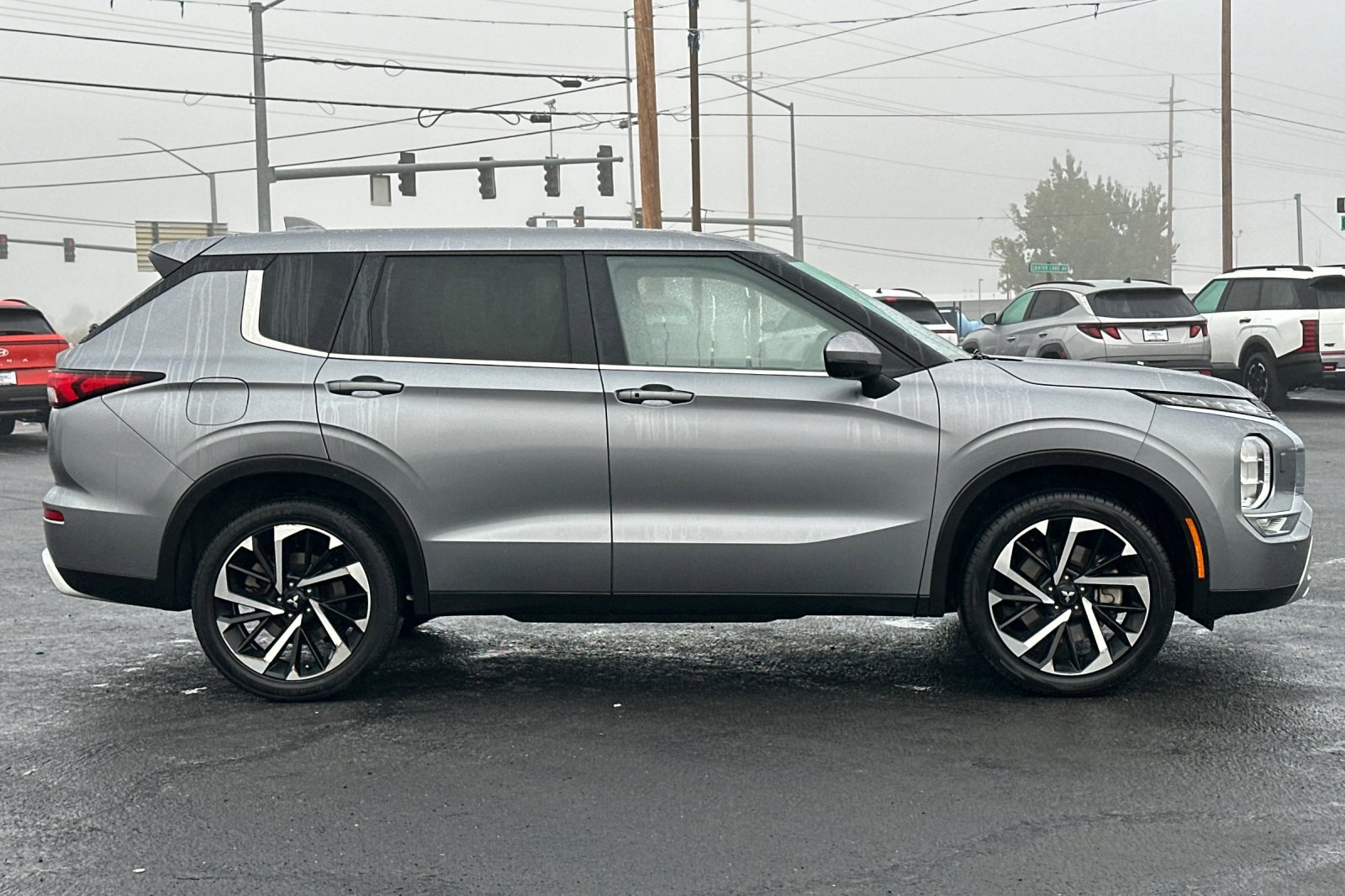 Used 2024 Mitsubishi Outlander SE image 3