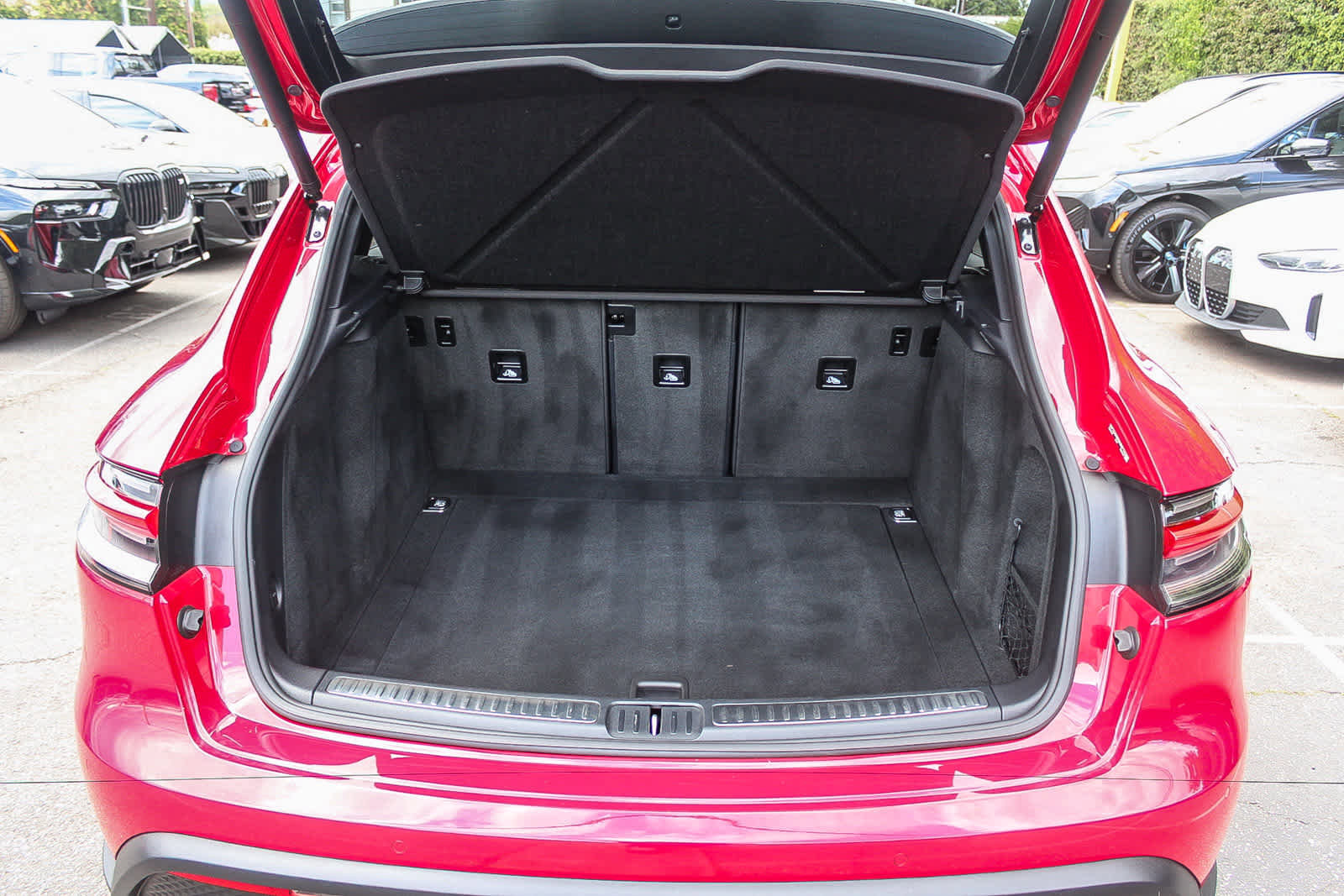 Used 2024 Porsche Macan Turbo AWD/4WD image 31