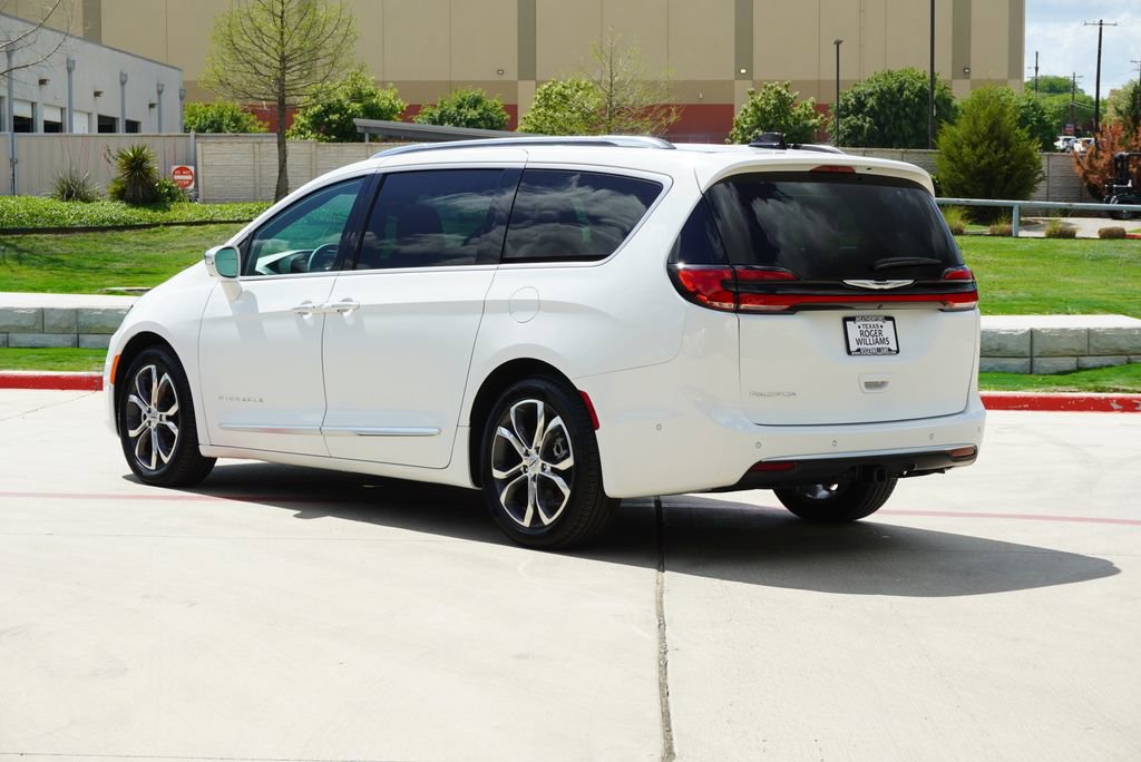 Used 2024 Chrysler Pacifica Pinnacle w/ Trailer Tow Group image 3