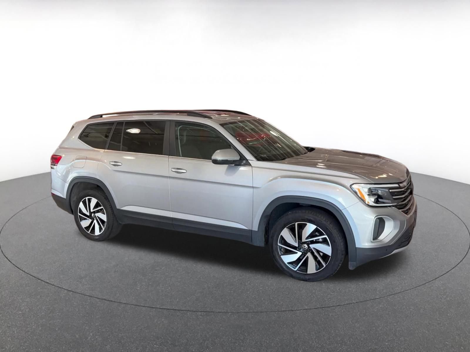 Used 2025 Volkswagen Atlas SE image 2