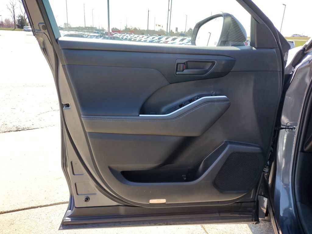 Used 2024 Toyota Highlander LE image 29