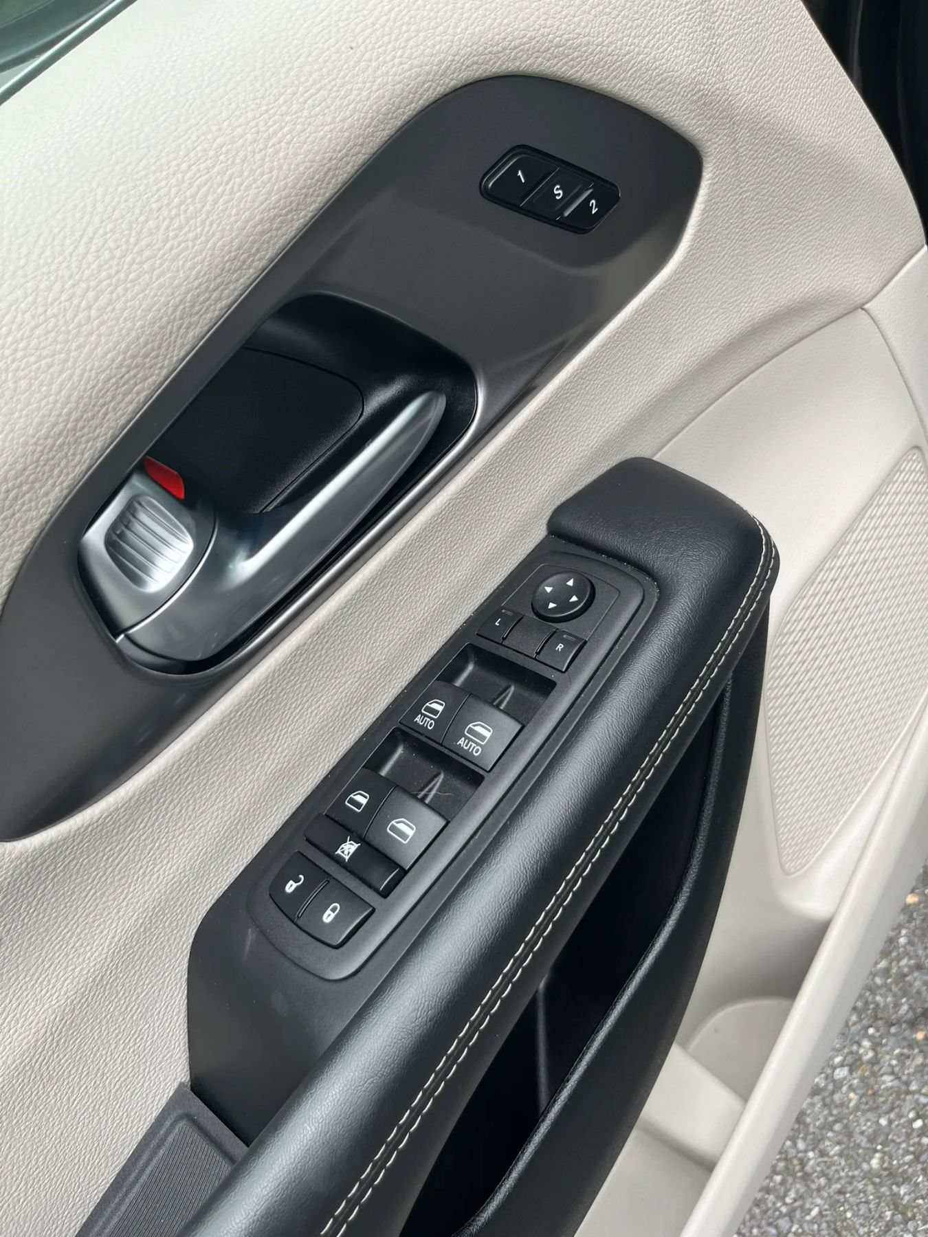 Used 2023 Chrysler Pacifica Touring-L FWD image 40