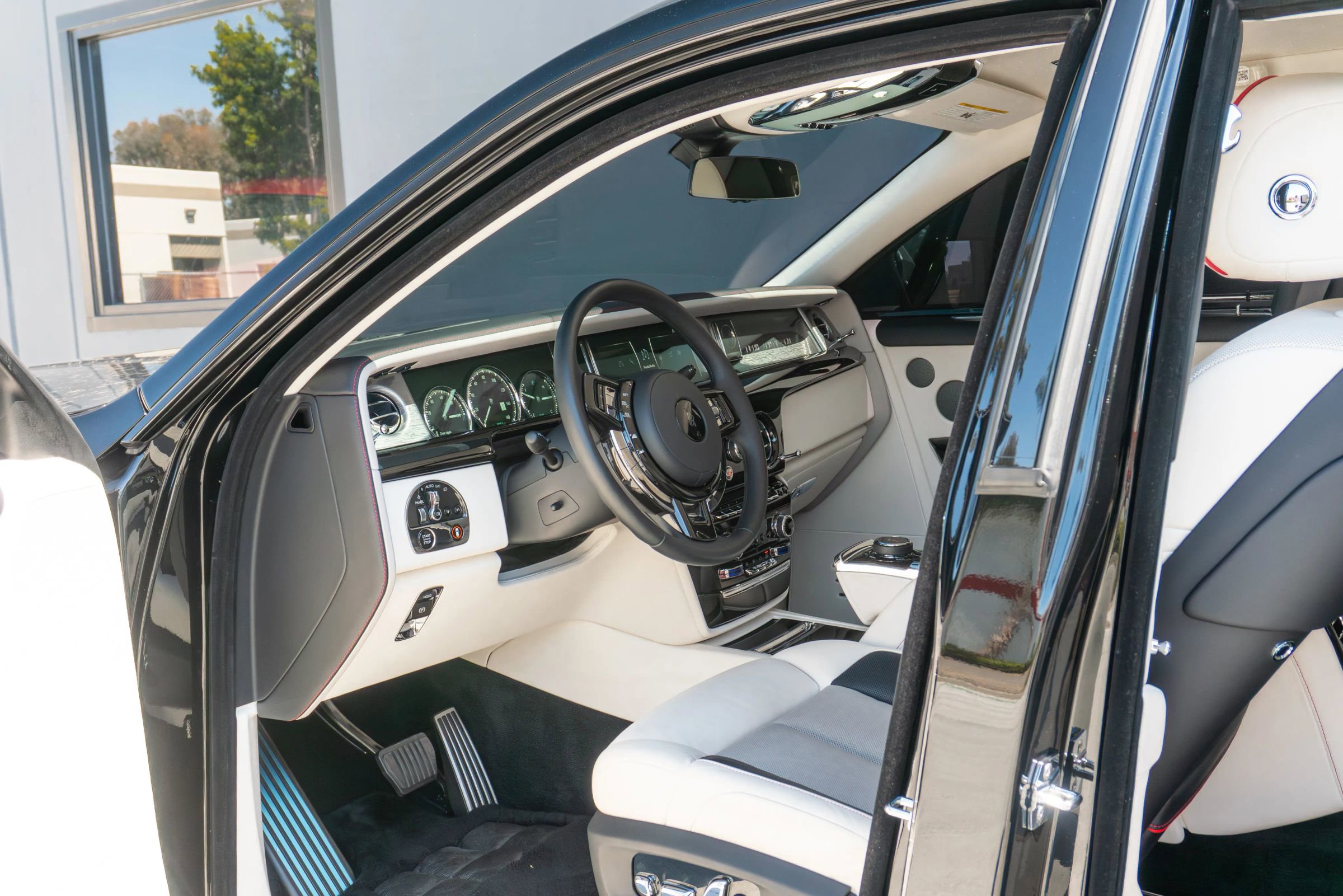 Used 2024 Rolls-Royce Phantom Sedan w/ The Phantom Package RWD image 10