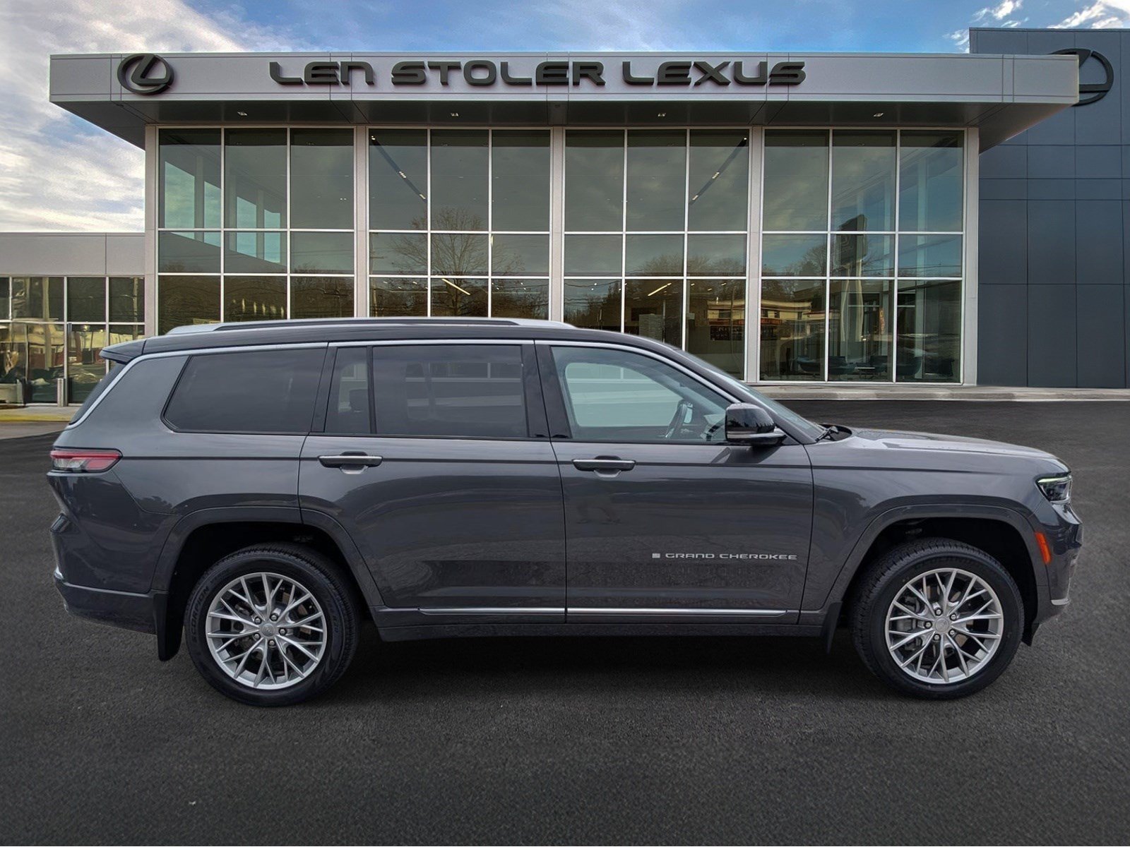 Used 2023 Jeep Grand Cherokee L Summit w/ Advanced Protech Group IV AWD/4WD video 2