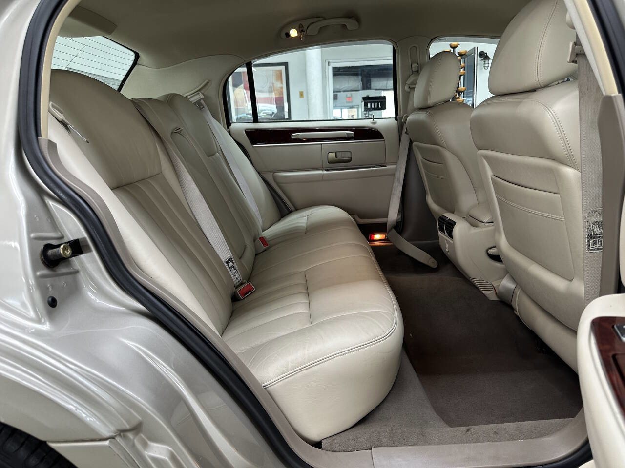 Used 2004 Lincoln Town Car Executive image 15