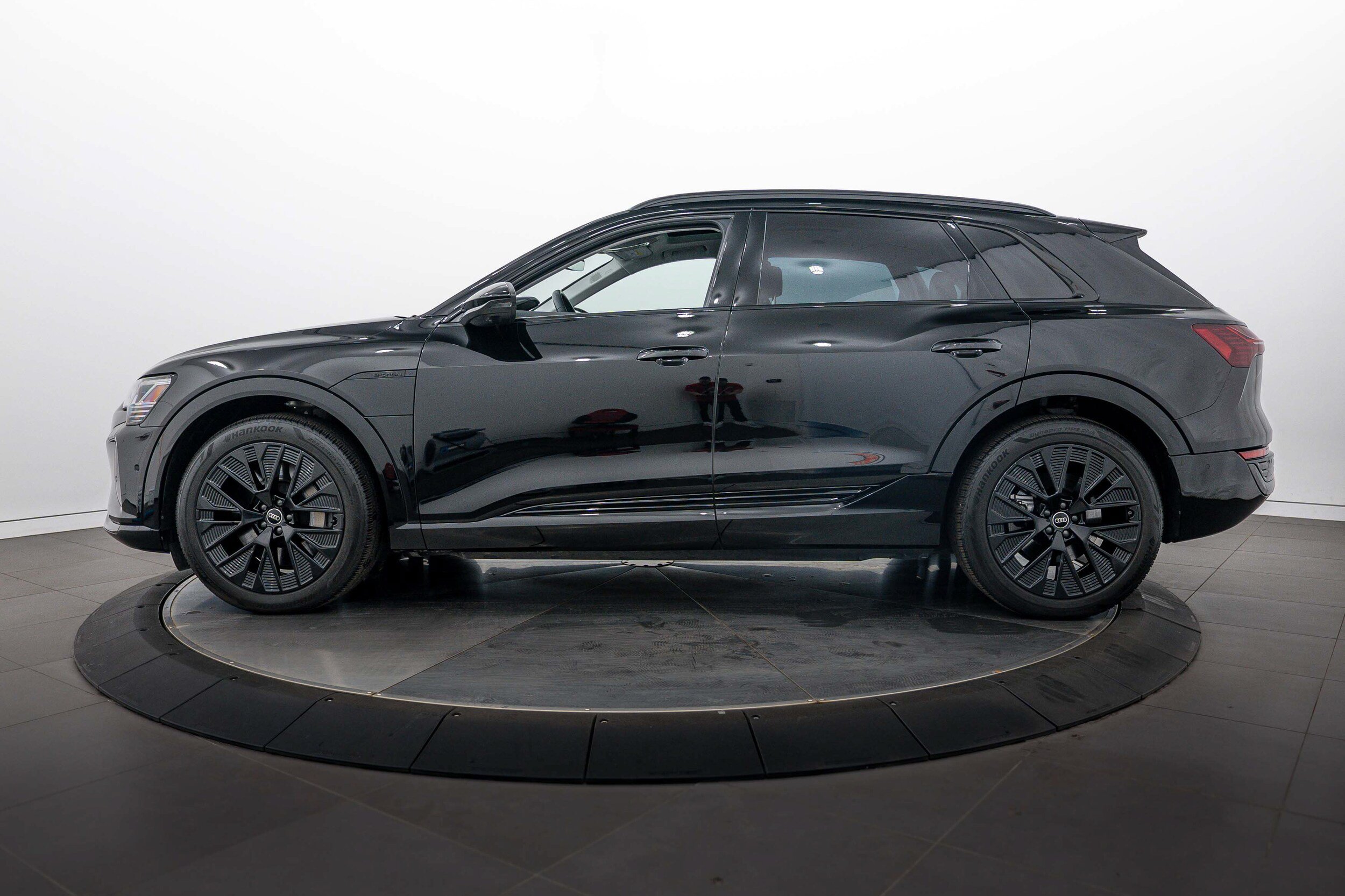 Certified 2024 Audi Q8 e-tron Prestige AWD/4WD image 6