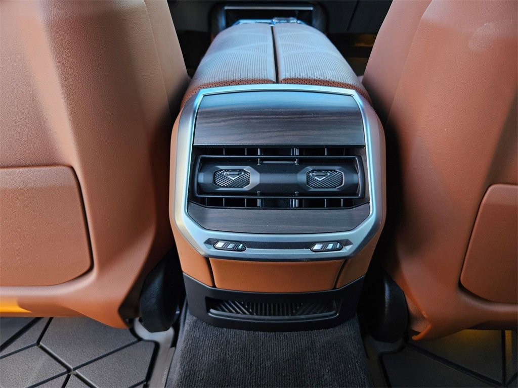 Used 2024 BMW i7 xDrive60 image 23