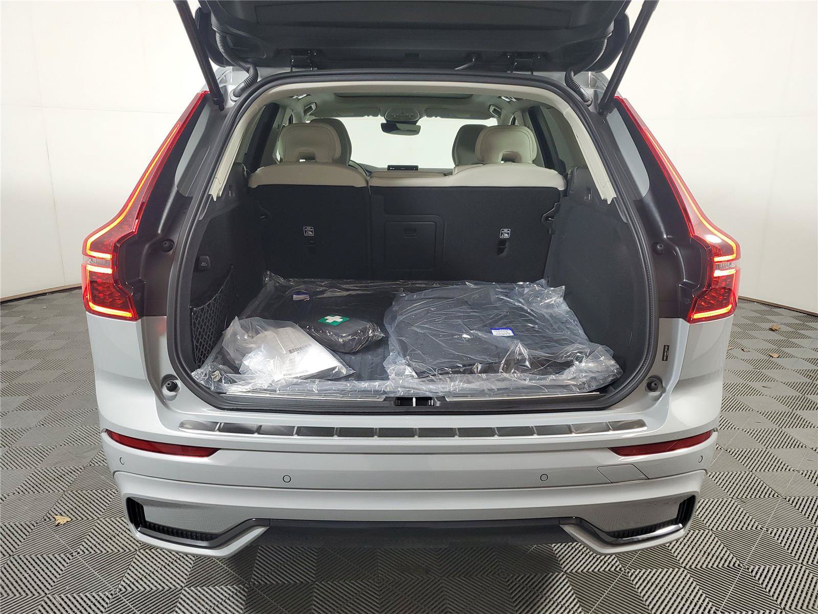 New 2026 Volvo XC60 B5 Ultra w/ Protection Package Premier AWD/4WD image 9