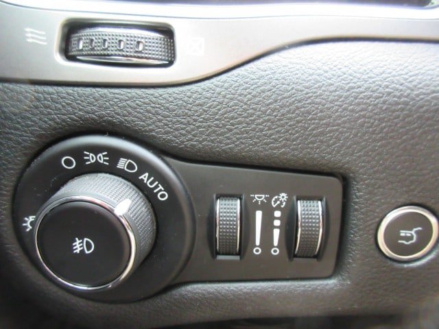 Used 2019 Jeep Cherokee Overland w/ Technology Group AWD/4WD image 32