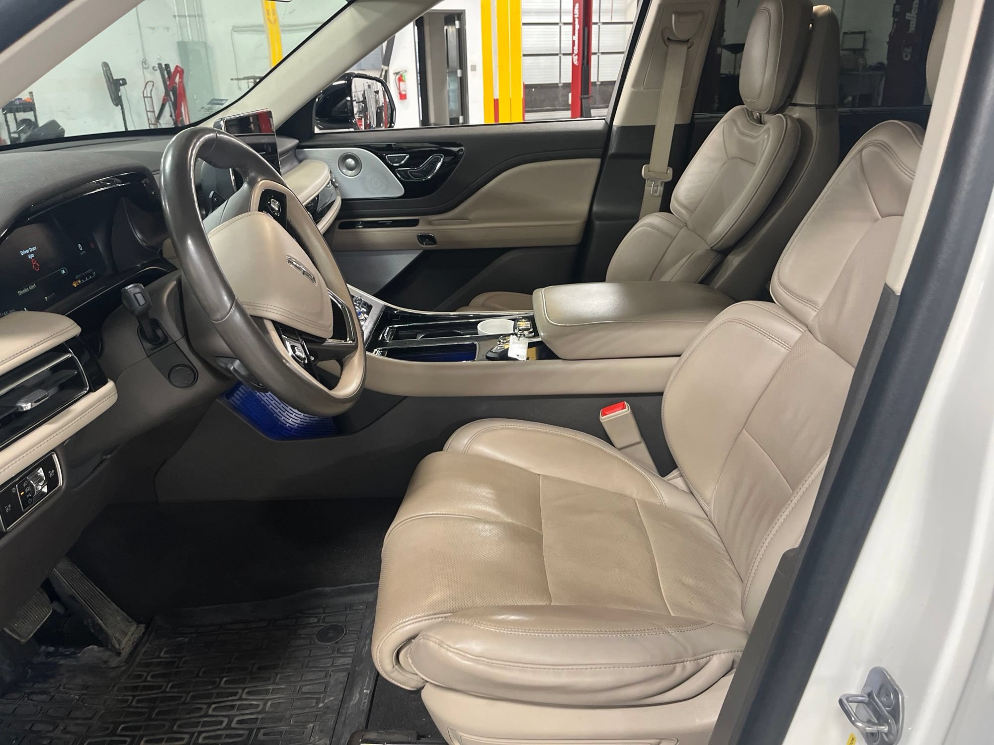 Used 2023 Lincoln Aviator Reserve w/ Equipment Group 201A AWD/4WD image 8