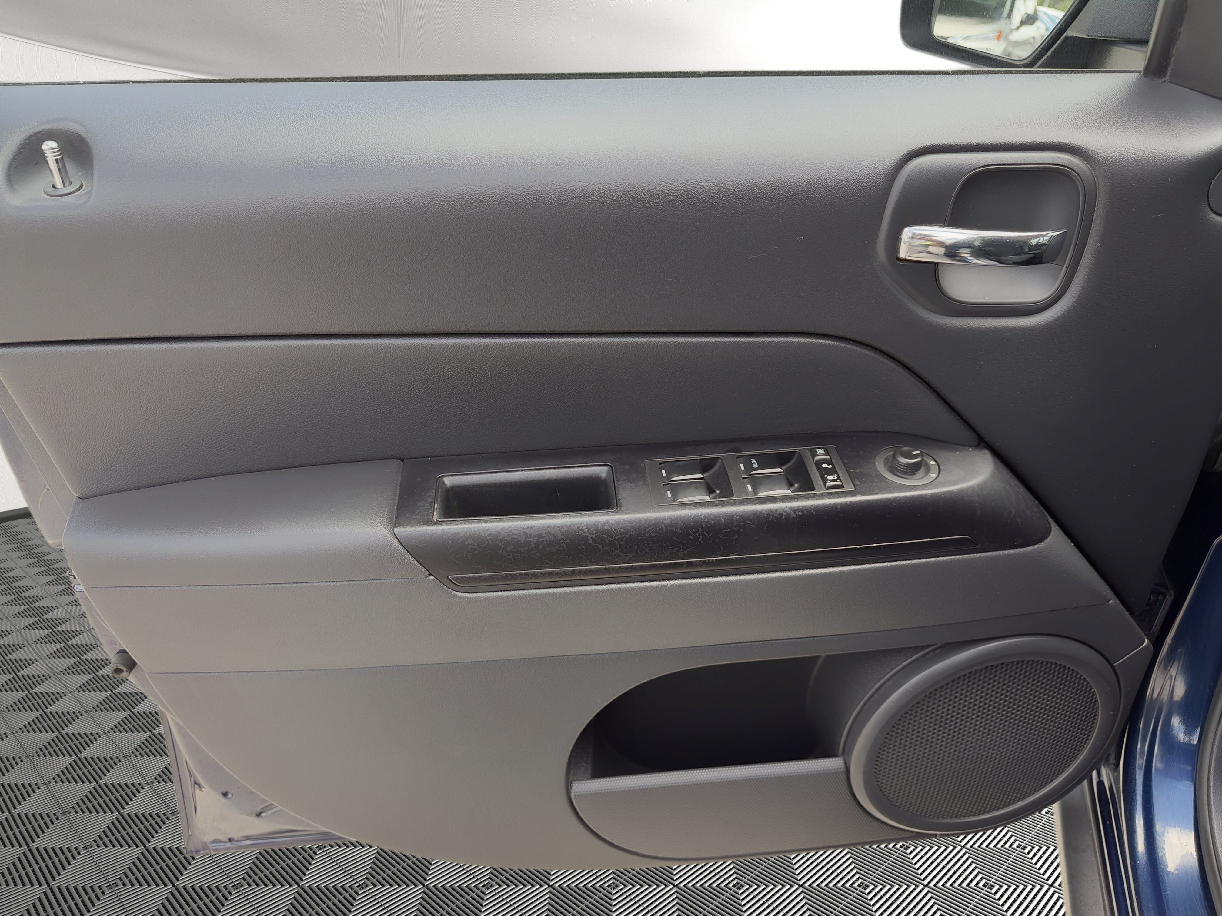Used 2016 Jeep Patriot Latitude AWD/4WD image 14