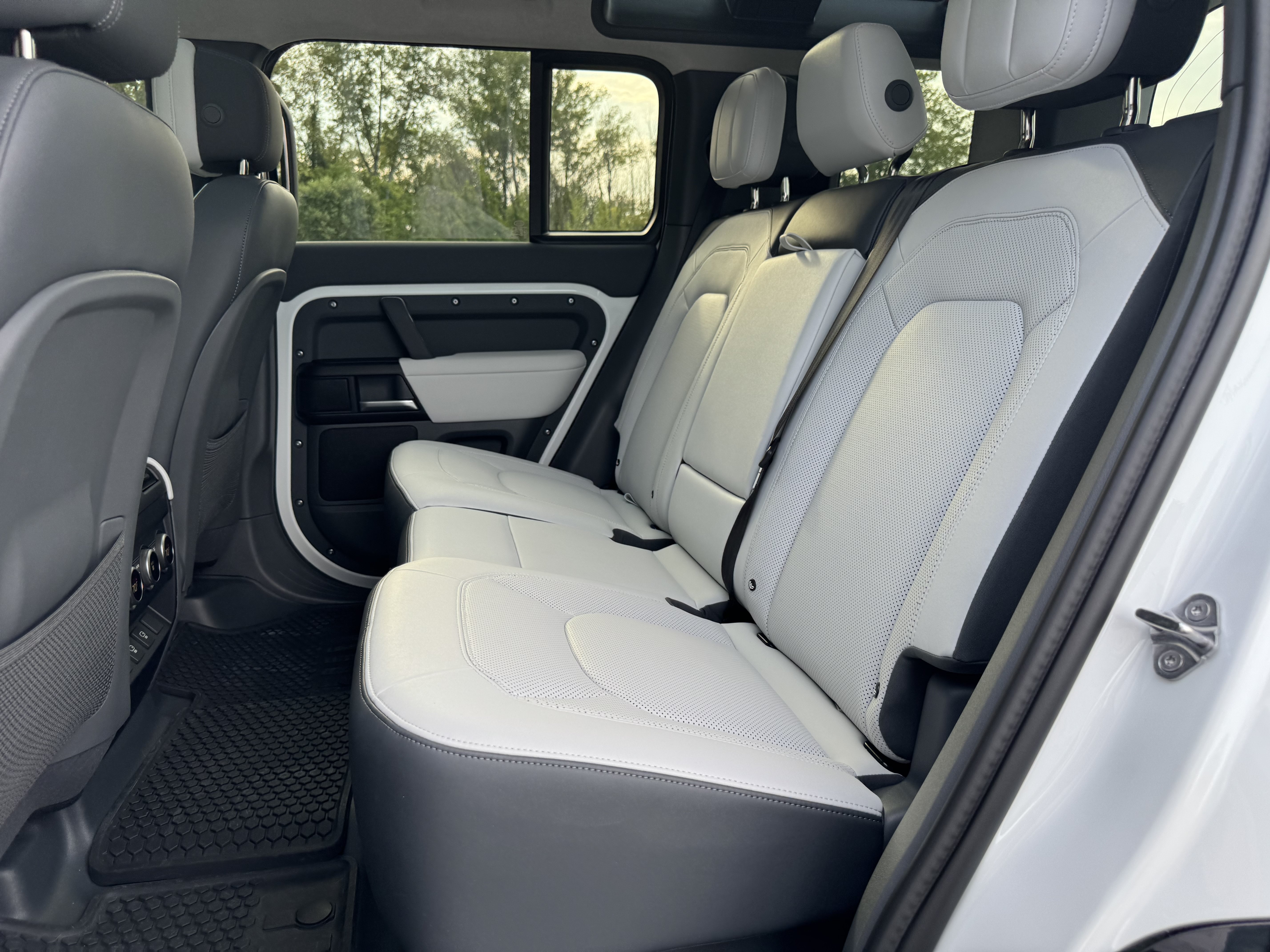 Certified 2025 Land Rover Defender 110 V8 AWD/4WD image 29