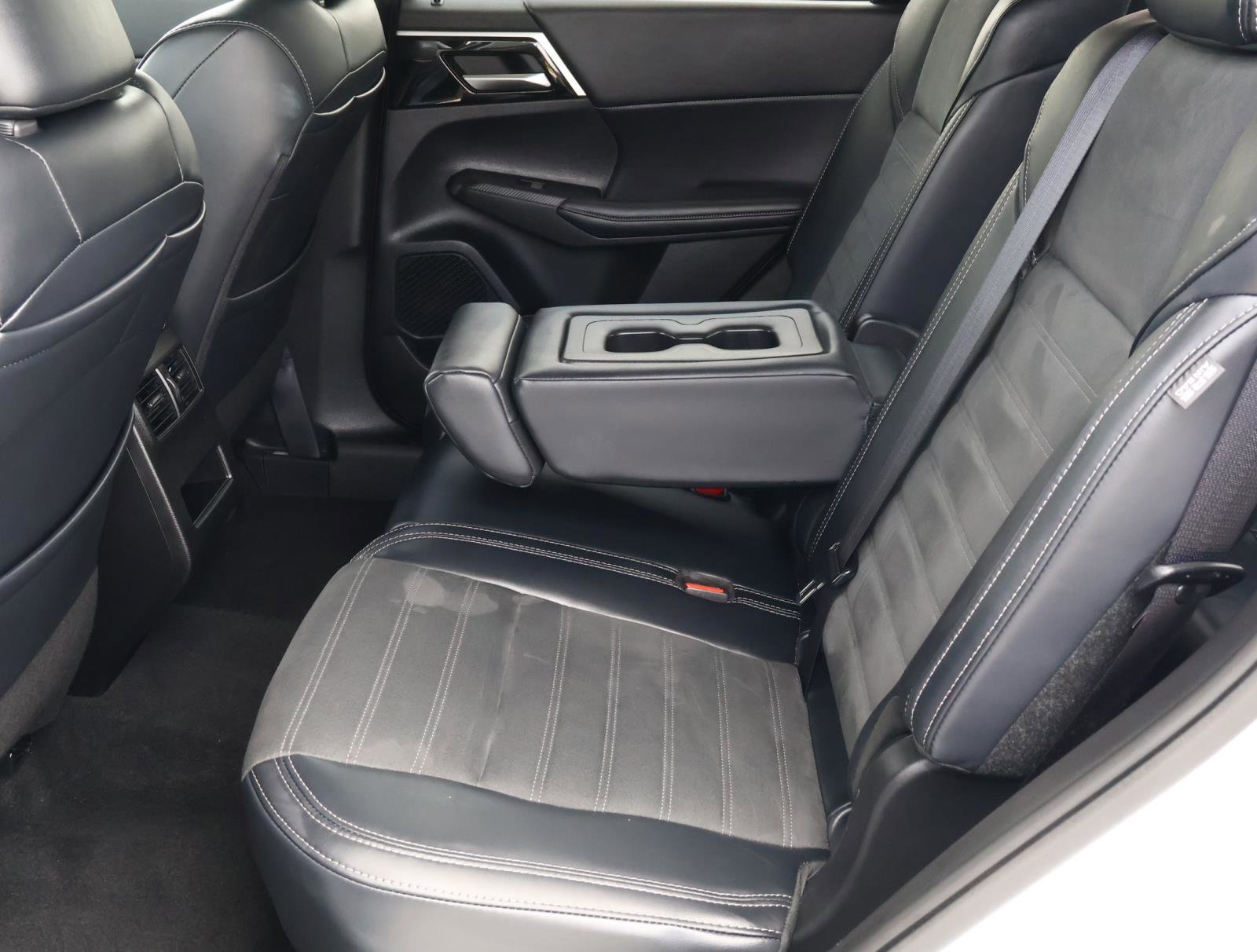 Used 2024 Mitsubishi Outlander SE FWD image 19
