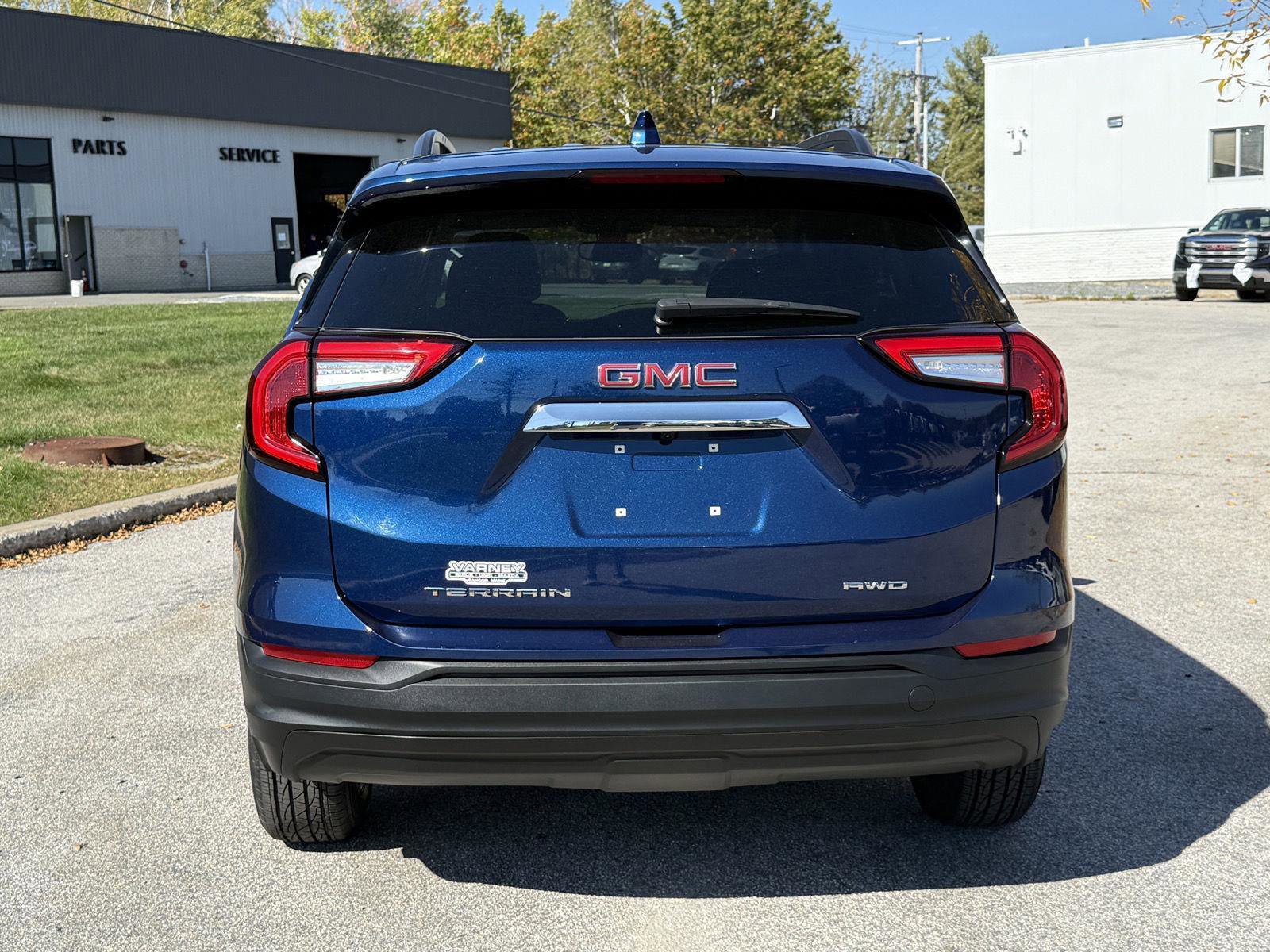 Used 2023 GMC Terrain SLE w/ Driver Convenience Package image 8