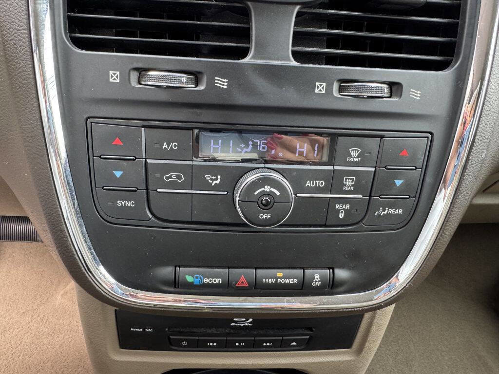 Used 2014 Chrysler Town & Country Touring-L FWD image 22