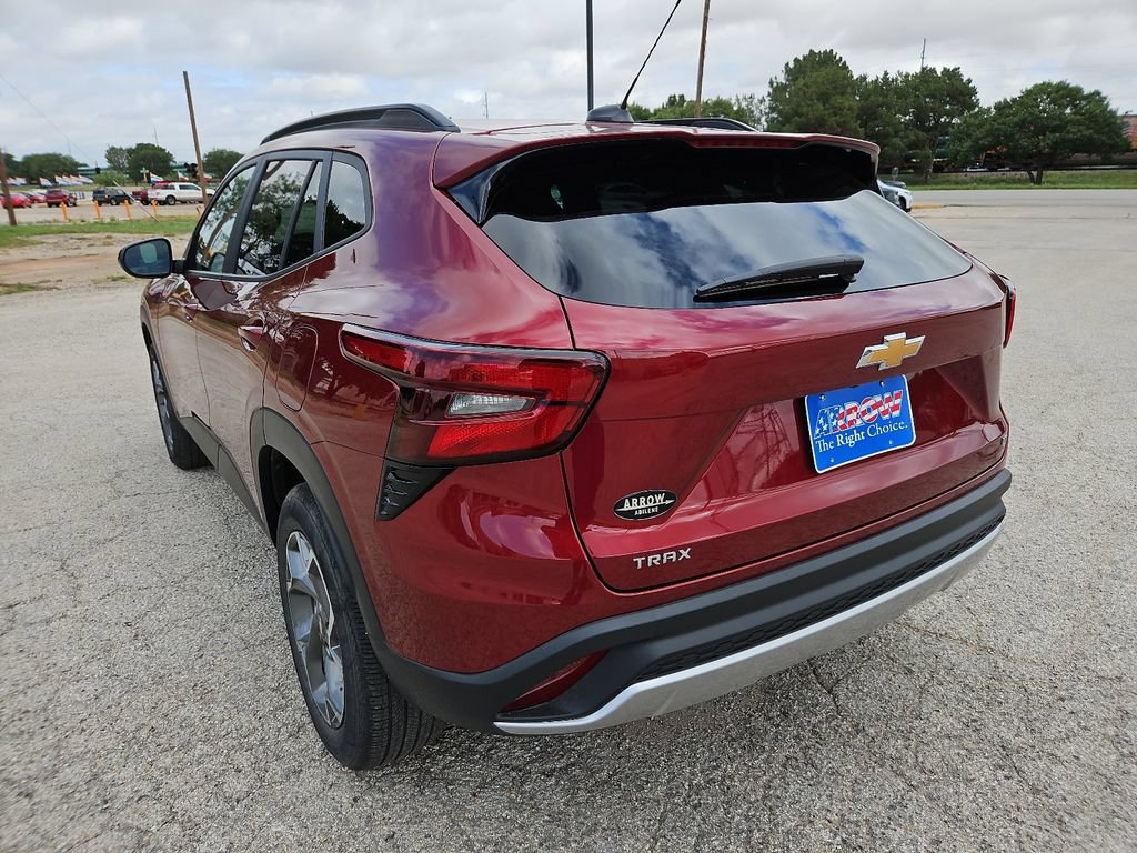 Used 2025 Chevrolet Trax LT FWD image 8