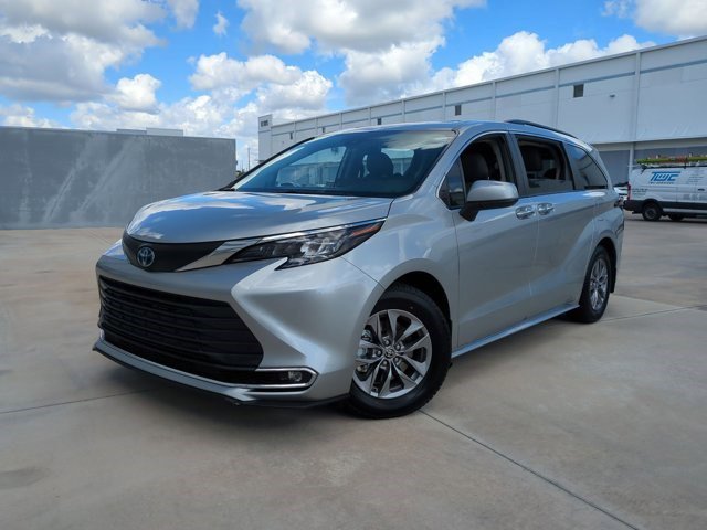 Used 2024 Toyota Sienna XLE FWD image 1