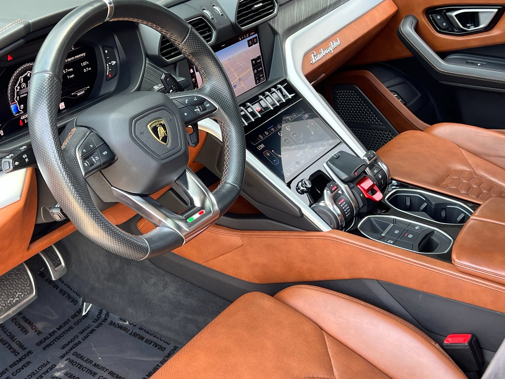 Used 2019 Lamborghini Urus AWD/4WD image 2