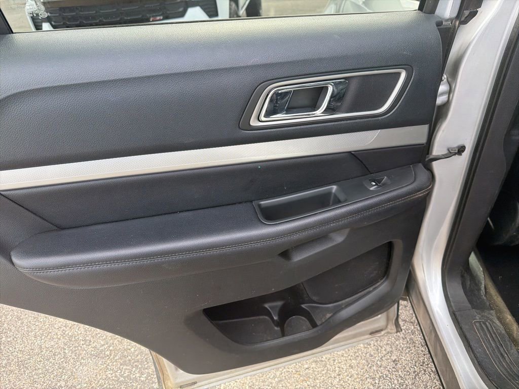 Used 2016 Ford Explorer XLT w/ Equipment Group 202A FWD image 5
