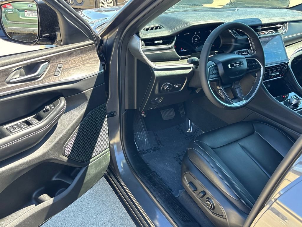 Used 2025 Jeep Grand Cherokee Limited w/ Black Appearance Package RWD image 10