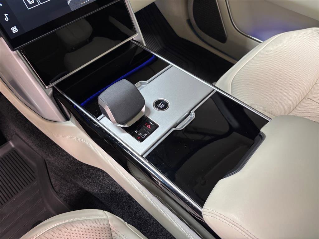 Used 2025 Land Rover Range Rover Long Wheelbase Autobiography image 14