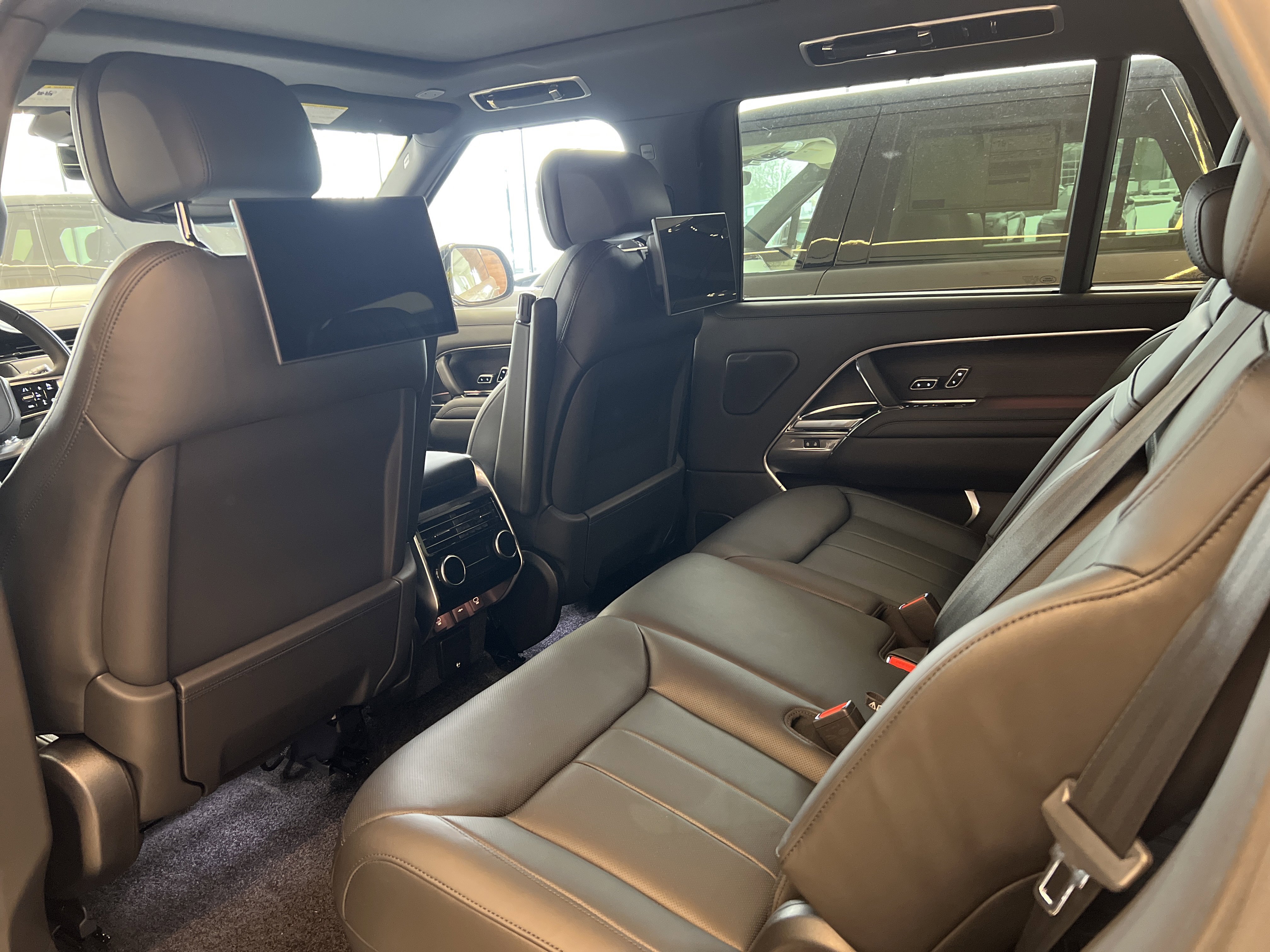 New 2025 Land Rover Range Rover Long Wheelbase SE image 11