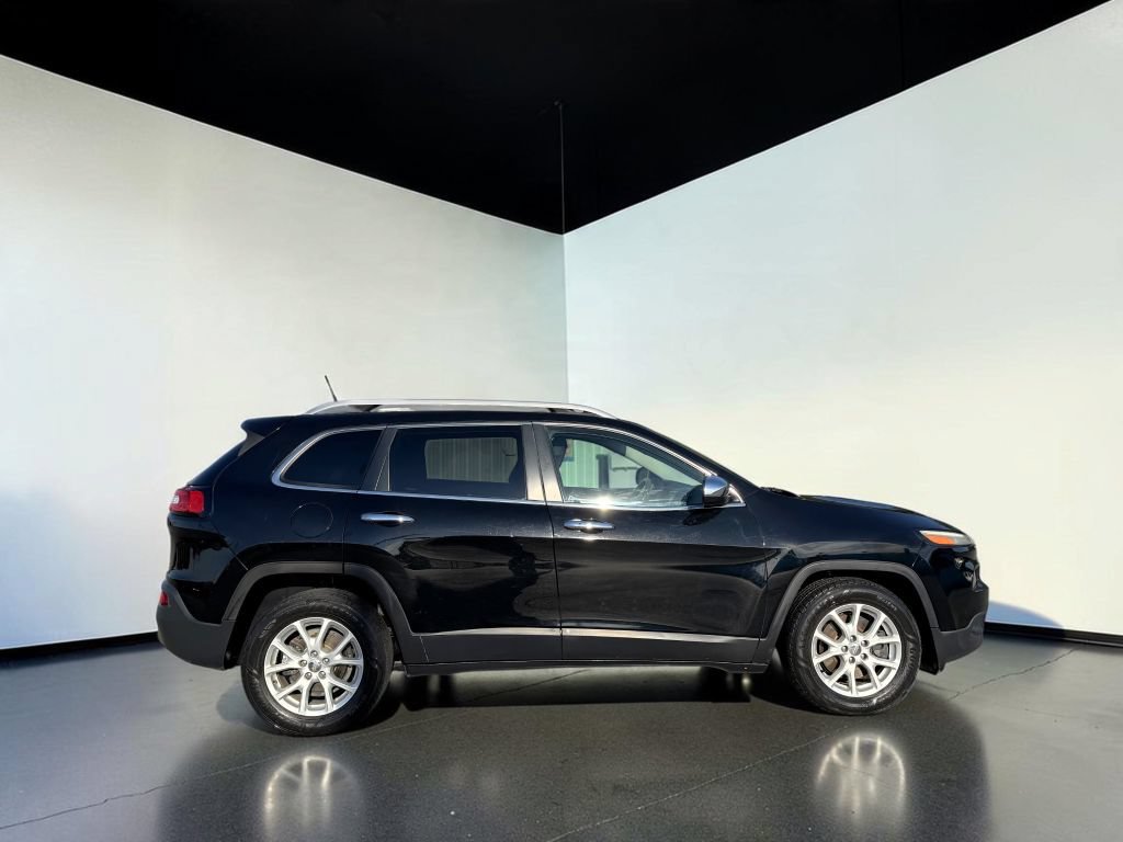 Used 2018 Jeep Cherokee Latitude FWD image 2