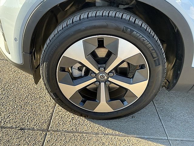 Certified 2025 Volvo XC40 B5 Plus image 13