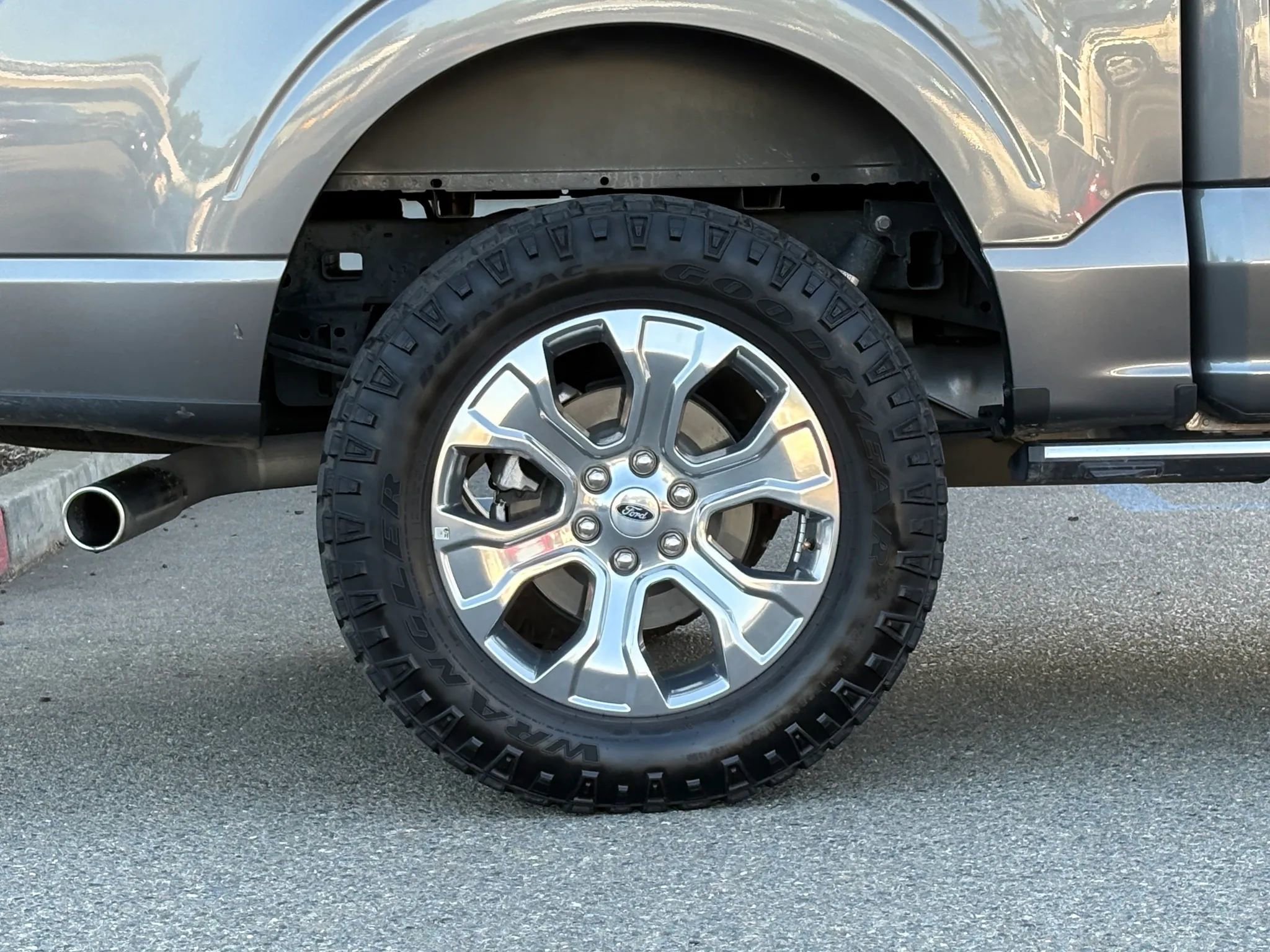 Used 2022 Ford F150 Platinum w/ FX4 Off-Road Package AWD/4WD image 34