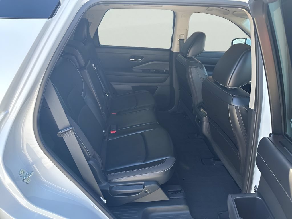 Used 2025 Nissan Pathfinder SL AWD/4WD image 34