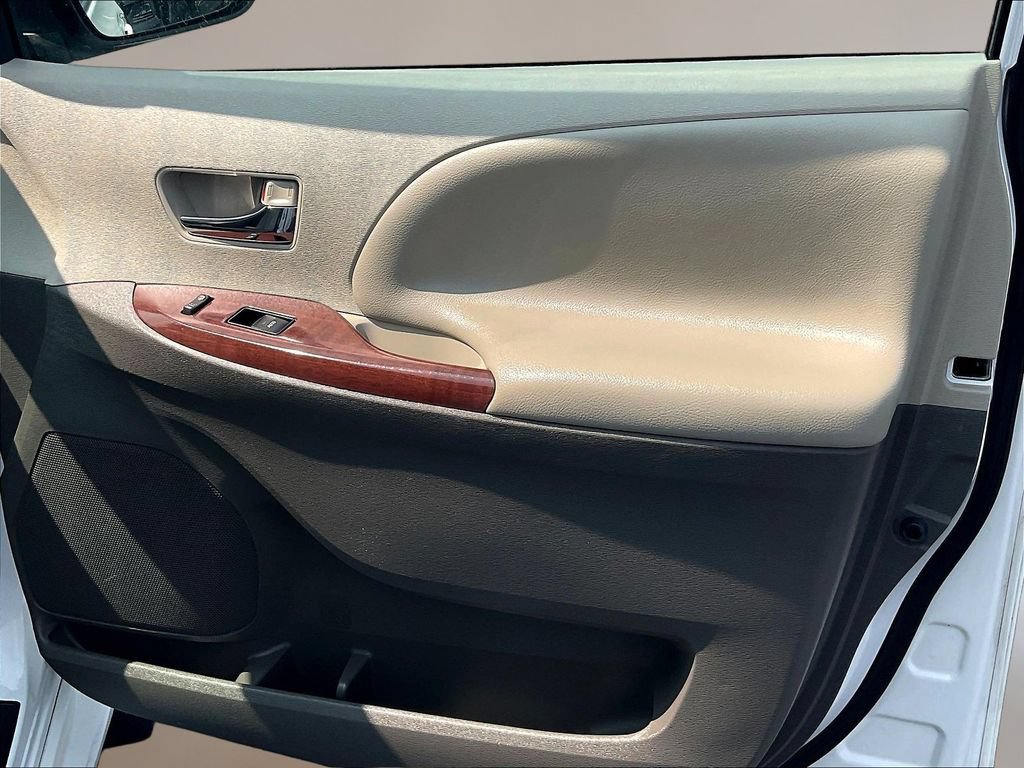 Used 2014 Toyota Sienna XLE FWD image 28