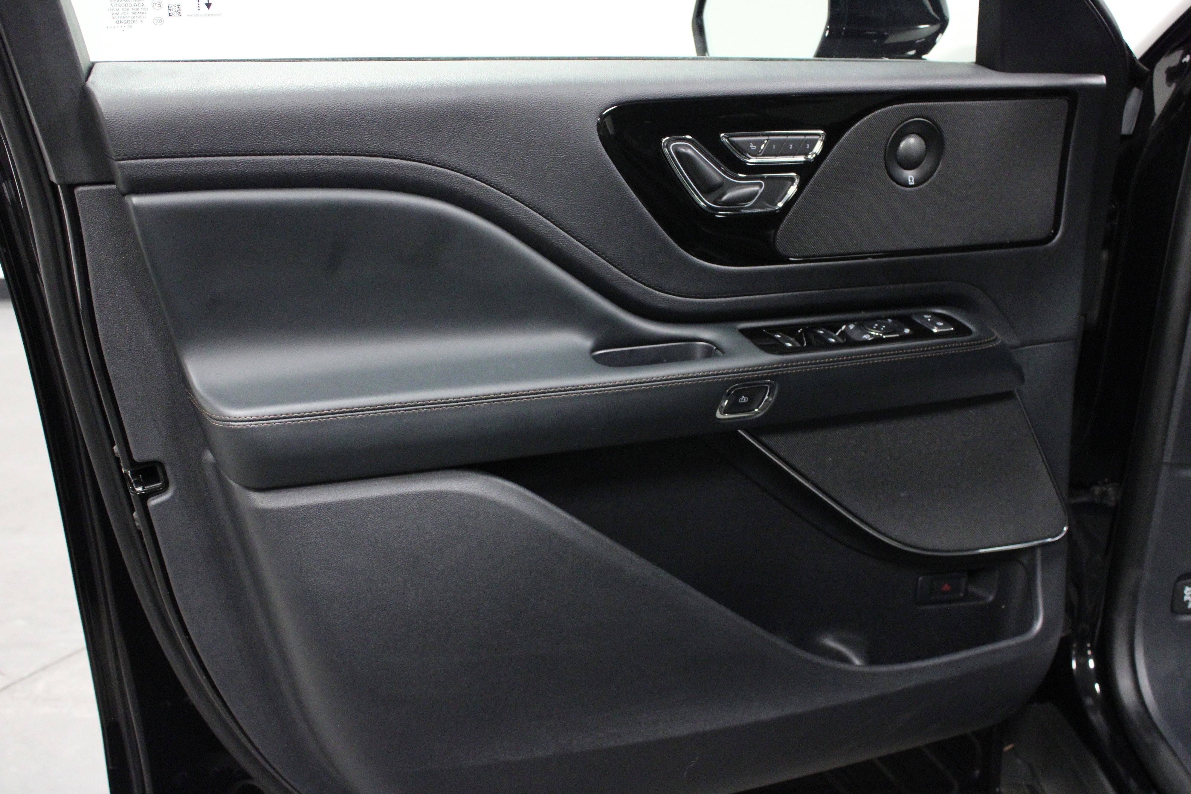 Used 2025 Lincoln Aviator Reserve w/ Illumination Package image 11