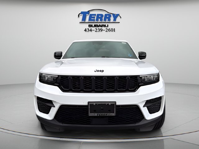 Used 2023 Jeep Grand Cherokee Altitude AWD/4WD image 4