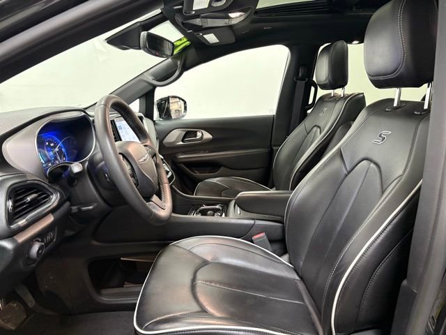 Used 2025 Chrysler Pacifica Limited image 16