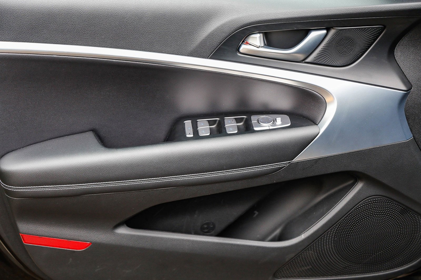 Used 2025 Genesis G70 2.5T image 20