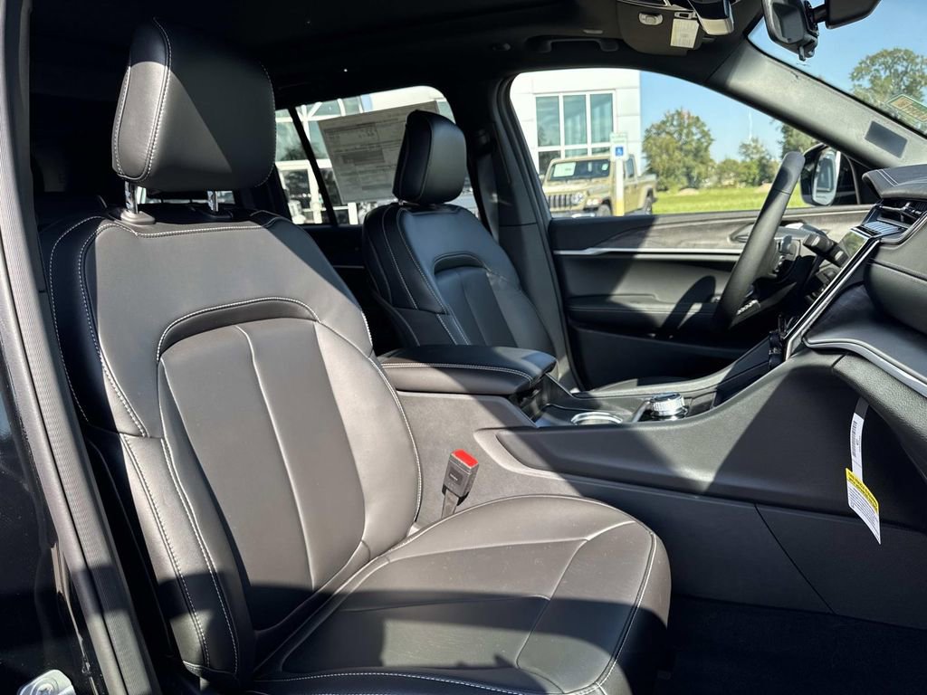 New 2025 Jeep Grand Cherokee Limited w/ Black Appearance Package image 22