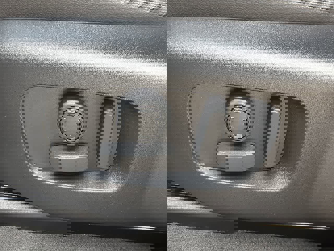 Certified 2026 Land Rover Range Rover Velar Dynamic SE image 17