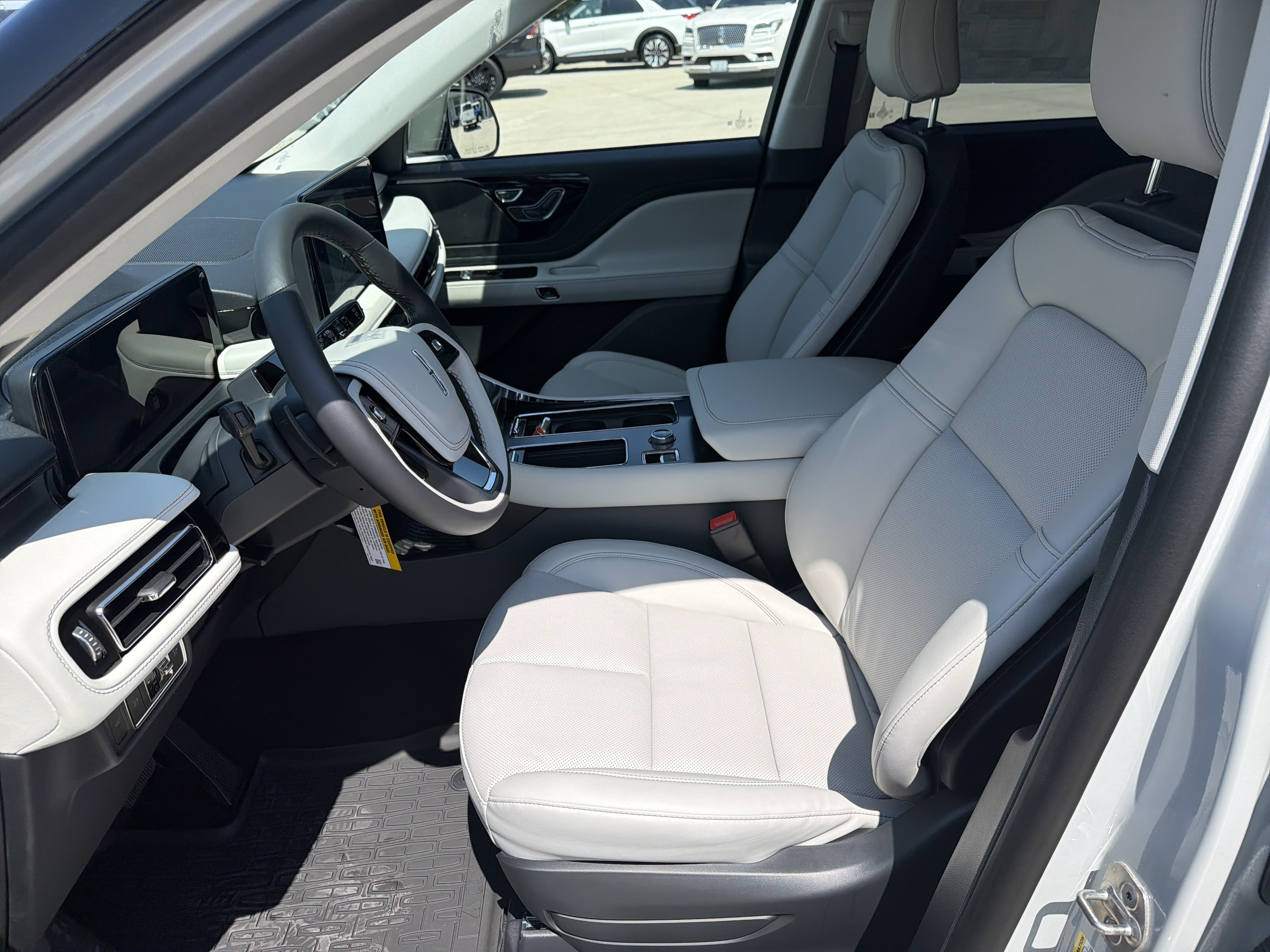 New 2027 Lincoln Aviator AWD image 16
