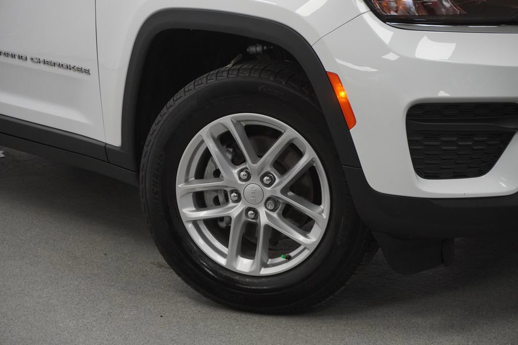 Certified 2024 Jeep Grand Cherokee Laredo X image 4