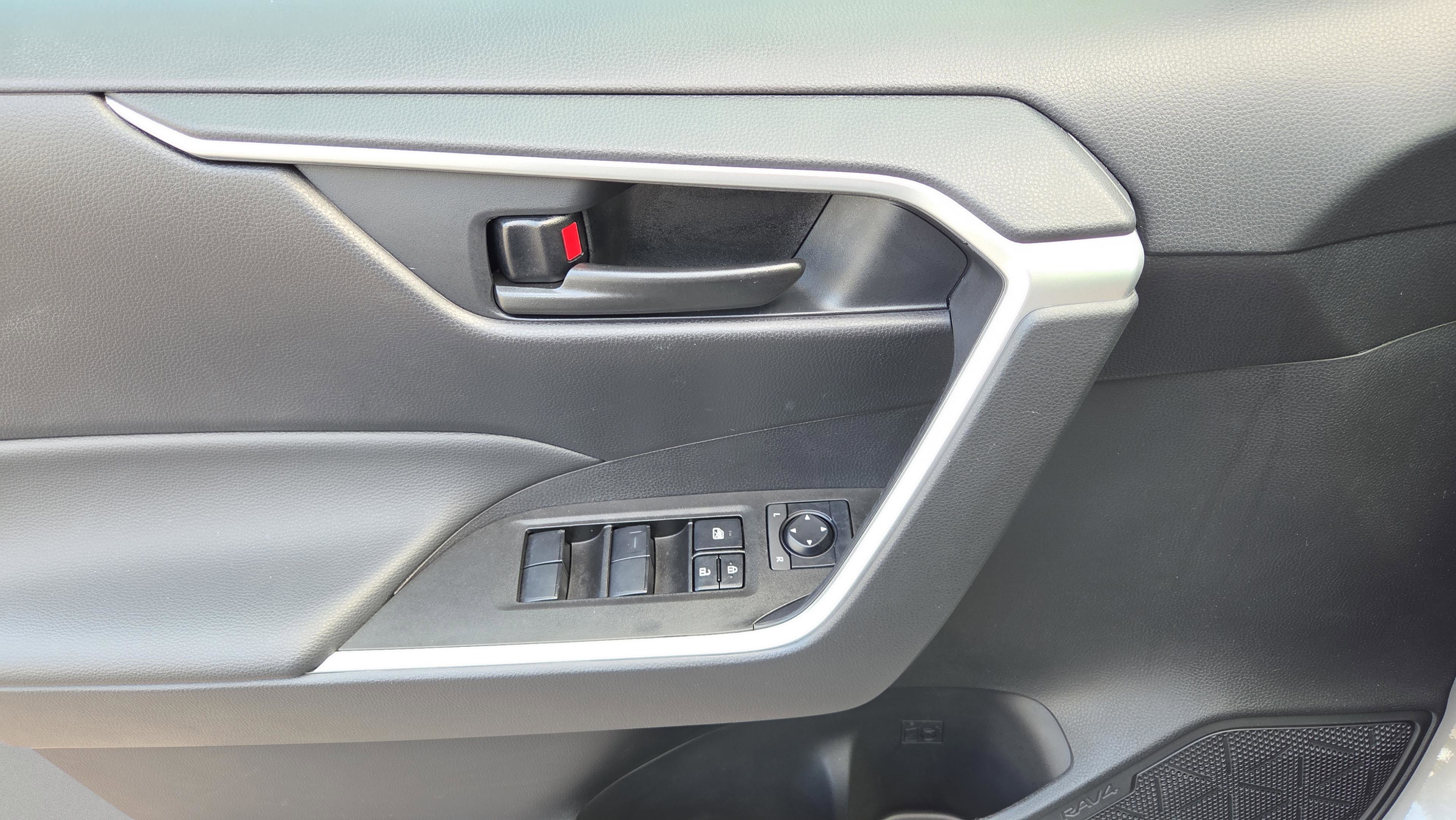 Certified 2025 Toyota RAV4 LE FWD image 17