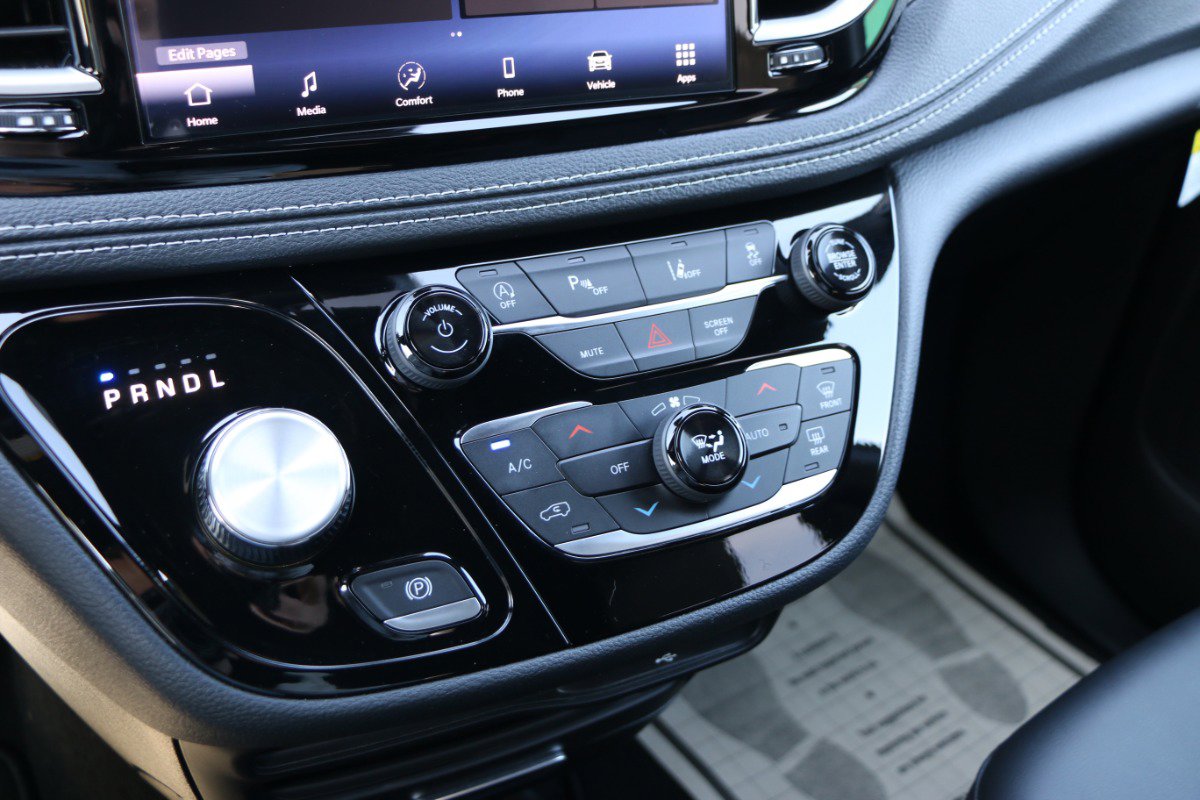 Used 2026 Chrysler Pacifica Select image 24