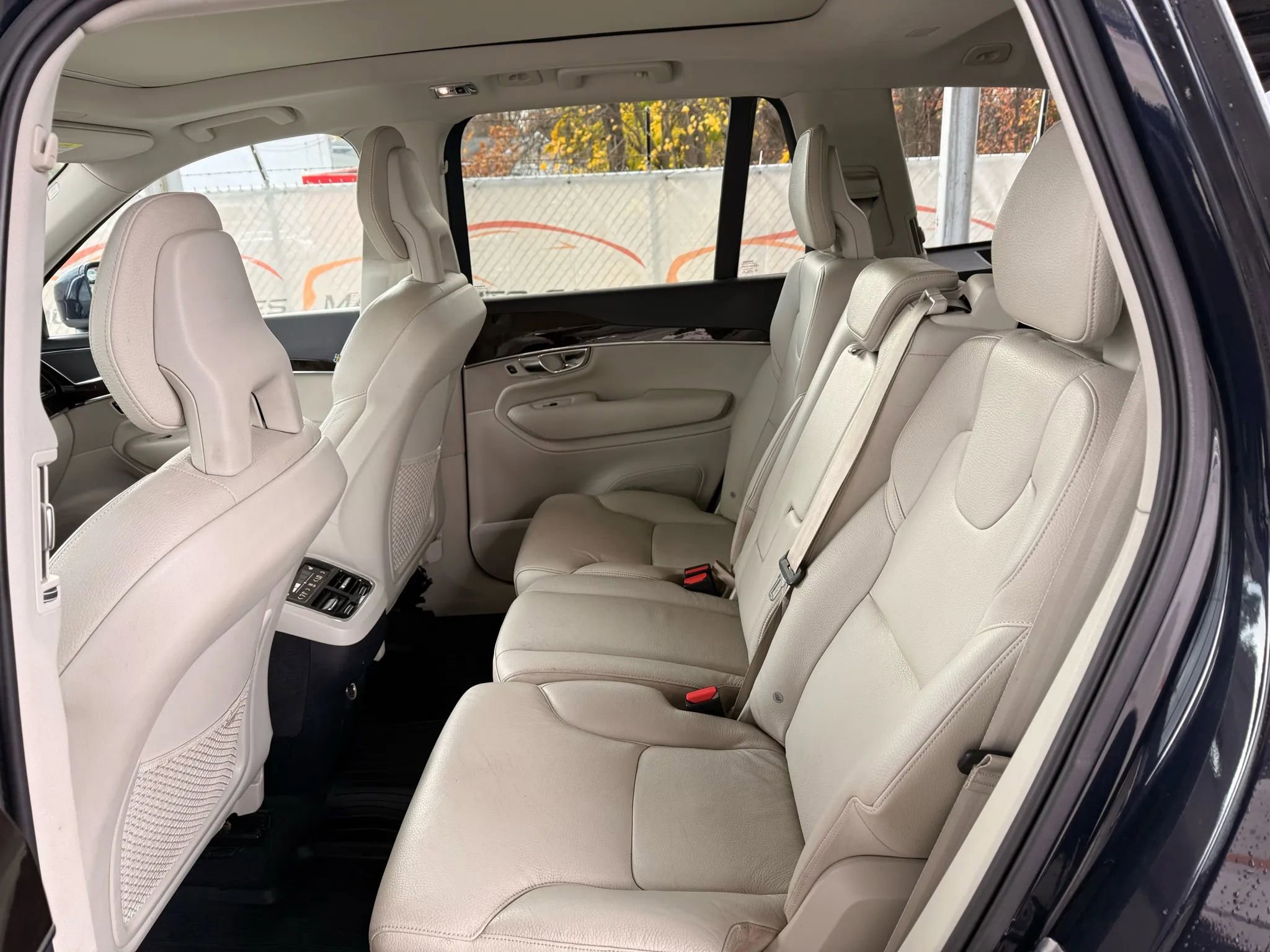 Used 2017 Volvo XC90 T6 Momentum w/ Vision Package image 17