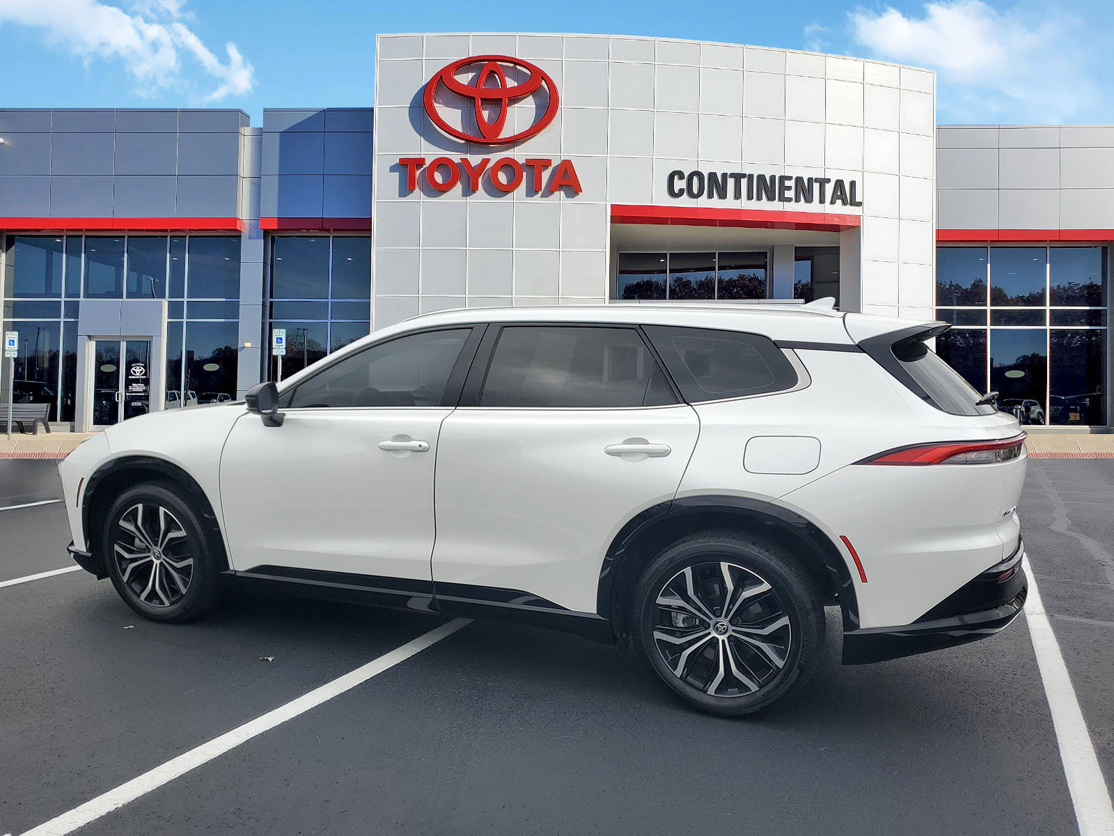 Used 2025 Toyota Crown Signia XLE image 4